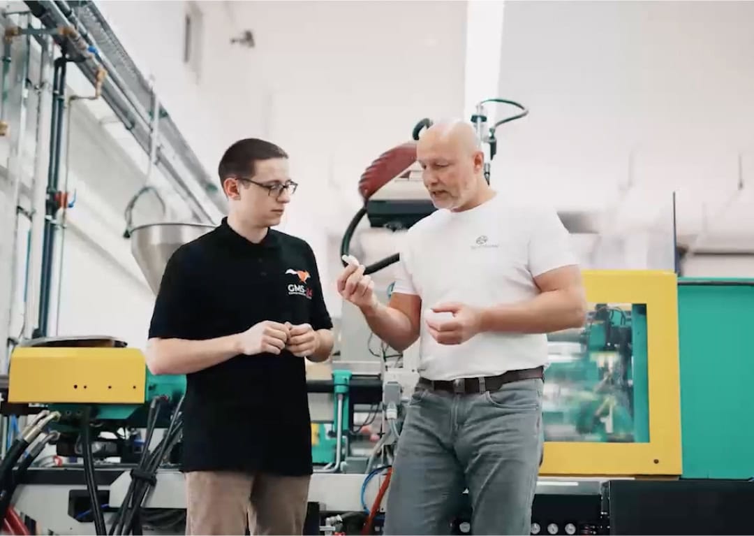 Ajambow GmbH 2 GMS24 Mitarbeiter beraet Inhaber von Ajambow ueber Kunststoff Spritzguss Kleinserie und Prototypen